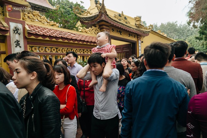 Ảnh, clip: Phủ Tây Hồ và chùa Trấn Quốc ken đặc người trong ngày đi làm đầu tiên của năm mới 2019 - Ảnh 21. Ảnh, clip: Phủ Tây Hồ và chùa Trấn Quốc ken đặc người trong ngày đi làm đầu tiên của năm mới 2019 - Ảnh 21.