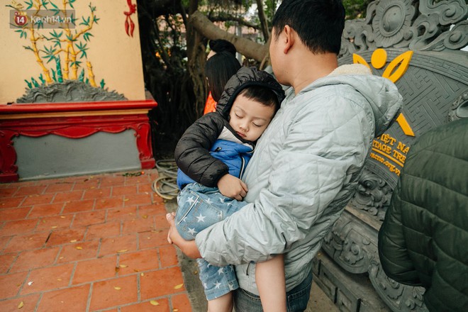 Ảnh, clip: Phủ Tây Hồ và chùa Trấn Quốc ken đặc người trong ngày đi làm đầu tiên của năm mới 2019 - Ảnh 14. Ảnh, clip: Phủ Tây Hồ và chùa Trấn Quốc ken đặc người trong ngày đi làm đầu tiên của năm mới 2019 - Ảnh 14.