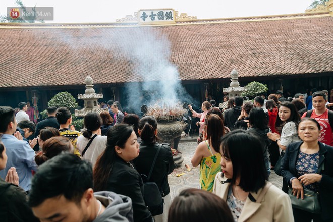 Ảnh, clip: Phủ Tây Hồ và chùa Trấn Quốc ken đặc người trong ngày đi làm đầu tiên của năm mới 2019 - Ảnh 18. Ảnh, clip: Phủ Tây Hồ và chùa Trấn Quốc ken đặc người trong ngày đi làm đầu tiên của năm mới 2019 - Ảnh 18.