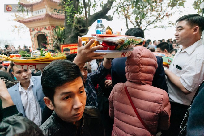 Ảnh, clip: Phủ Tây Hồ và chùa Trấn Quốc ken đặc người trong ngày đi làm đầu tiên của năm mới 2019 - Ảnh 7. Ảnh, clip: Phủ Tây Hồ và chùa Trấn Quốc ken đặc người trong ngày đi làm đầu tiên của năm mới 2019 - Ảnh 7.