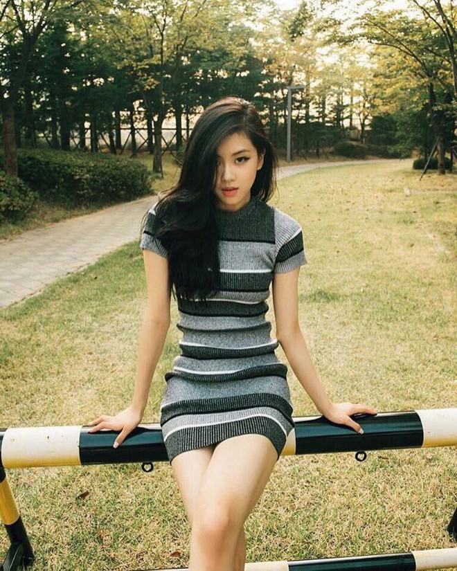 Mỹ nhân Rosé (Black Pink) gây choáng với tỉ lệ body như photoshop quá đà: Eo siêu thon, tay chân dài khó tin - Ảnh 5. Mỹ nhân Rosé (Black Pink) gây choáng với tỉ lệ body như photoshop quá đà: Eo siêu thon, tay chân dài khó tin - Ảnh 5.
