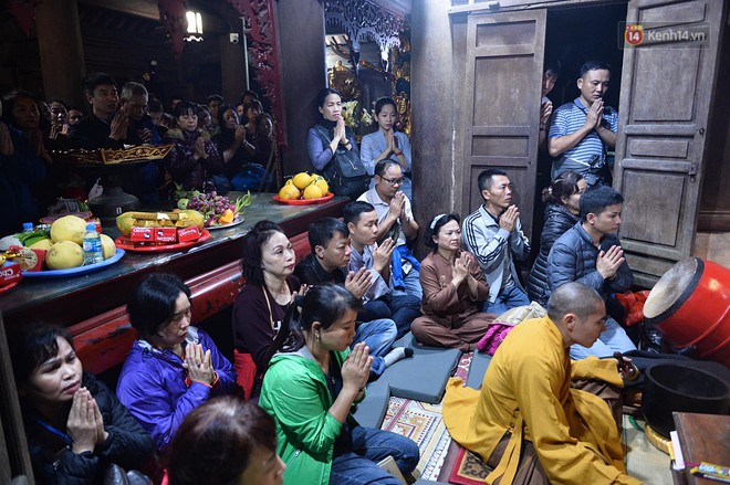 Hàng ngàn người dân đội mưa phùn trong giá rét, hành hương lên đỉnh Yên Tử trong đêm - Ảnh 12.