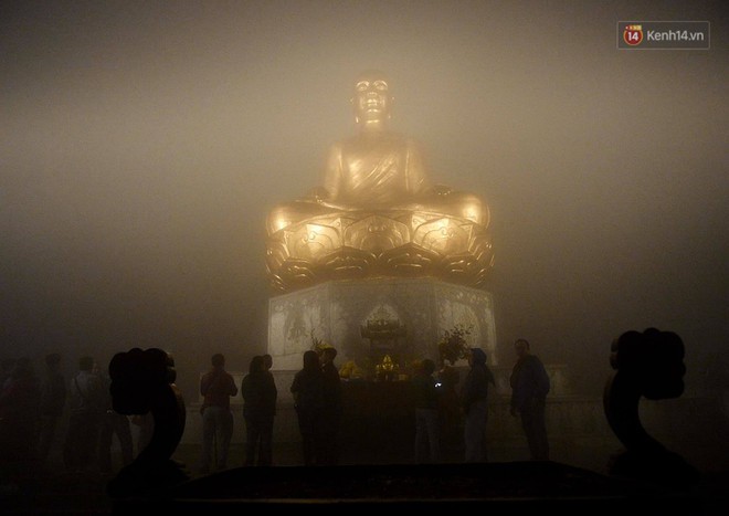 Hàng ngàn người dân đội mưa phùn trong giá rét, hành hương lên đỉnh Yên Tử trong đêm - Ảnh 10.