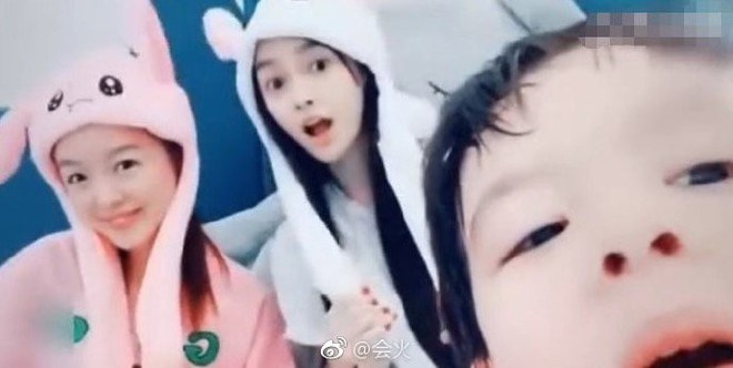 Angela Baby gây sốc khi trở thành mỹ nhân mặt rắn chỉ vì dùng phương pháp sống ảo này - Ảnh 8. Angela Baby gây sốc khi trở thành mỹ nhân mặt rắn chỉ vì dùng phương pháp sống ảo này - Ảnh 8.