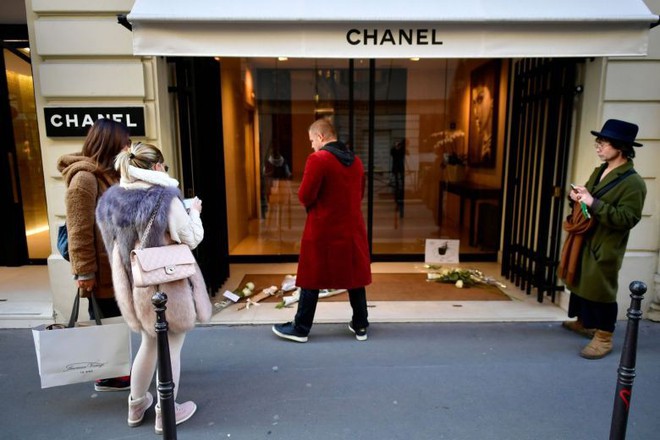 Người hâm mộ đau buồn, dâng hoa tưởng nhớ NTK Karl Lagerfeld tại cửa hàng của Chanel tại Paris - Ảnh 6.