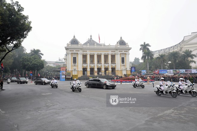 Người dân đứng hai bên đường chào đón đoàn xe chủ tịch Triều Tiên Kim Jong Un đang di chuyển về trung tâm Hà Nội - Ảnh 5.