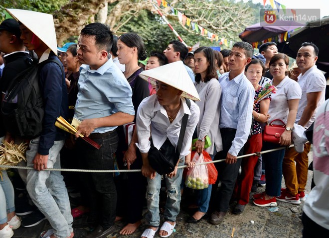 Ảnh: Mệt mỏi vì chen lấn giữa hàng vạn người dù chưa khai hội chùa Hương, nhiều em nhỏ ngủ gục trên vai mẹ  - Ảnh 3.