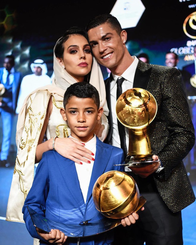 Chỉ vài giây xuất hiện, bạn gái của Ronaldo đã khiến hàng ngàn fan điêu đứng bởi vẻ sexy đến khó cưỡng - Ảnh 3.