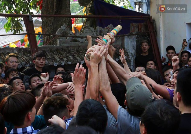 Hàng trăm trai làng lao vào tranh cướp trong lễ hội cầu may giằng bông Sơn Đồng - Ảnh 3.