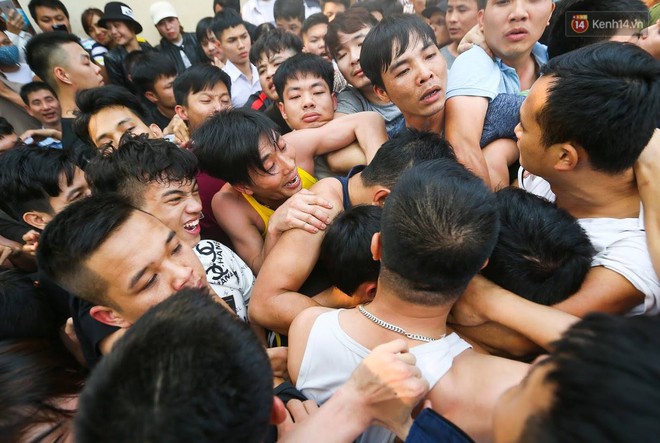 Hàng trăm trai làng lao vào tranh cướp trong lễ hội cầu may giằng bông Sơn Đồng - Ảnh 4.