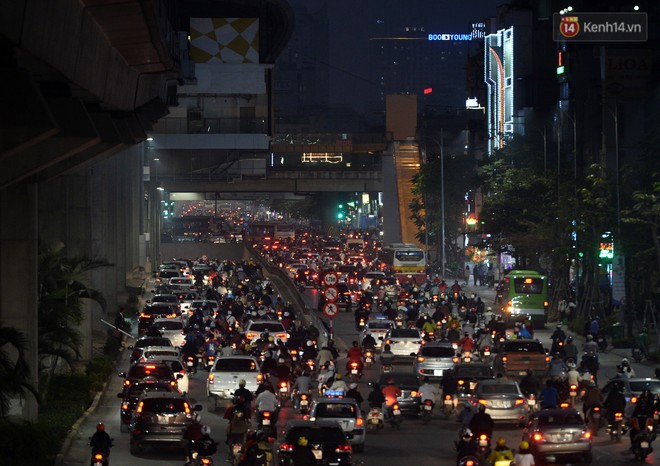 Chùm ảnh: Đây là cảnh tượng diễn ra mỗi ngày trên tuyến đường Hà Nội dự kiến cấm xe máy vào giờ cao điểm - Ảnh 11.