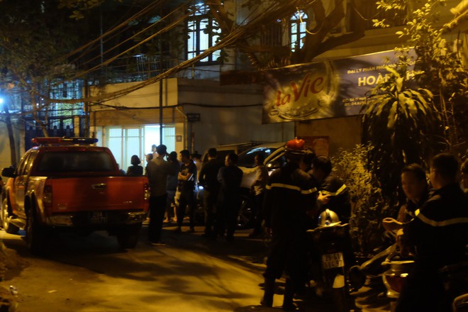Hà Nội: Người đàn ông nước ngoài leo qua nhiều nóc nhà, có dấu hiệu bất thường - Ảnh 1. Hà Nội: Người đàn ông nước ngoài leo qua nhiều nóc nhà, có dấu hiệu bất thường - Ảnh 1.