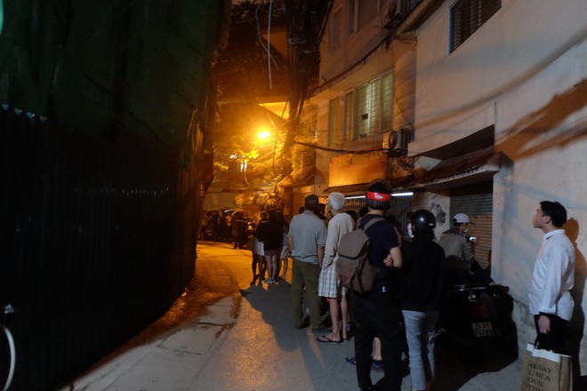 Hà Nội: Người đàn ông nước ngoài leo qua nhiều nóc nhà, có dấu hiệu bất thường - Ảnh 2. Hà Nội: Người đàn ông nước ngoài leo qua nhiều nóc nhà, có dấu hiệu bất thường - Ảnh 2.
