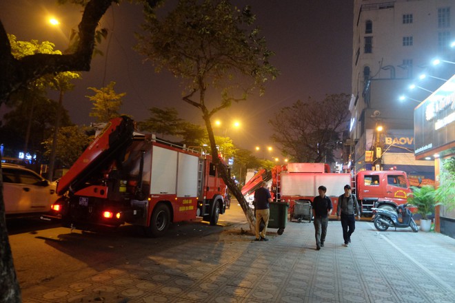 Hà Nội: Người đàn ông nước ngoài leo qua nhiều nóc nhà, có dấu hiệu bất thường - Ảnh 3. Hà Nội: Người đàn ông nước ngoài leo qua nhiều nóc nhà, có dấu hiệu bất thường - Ảnh 3.