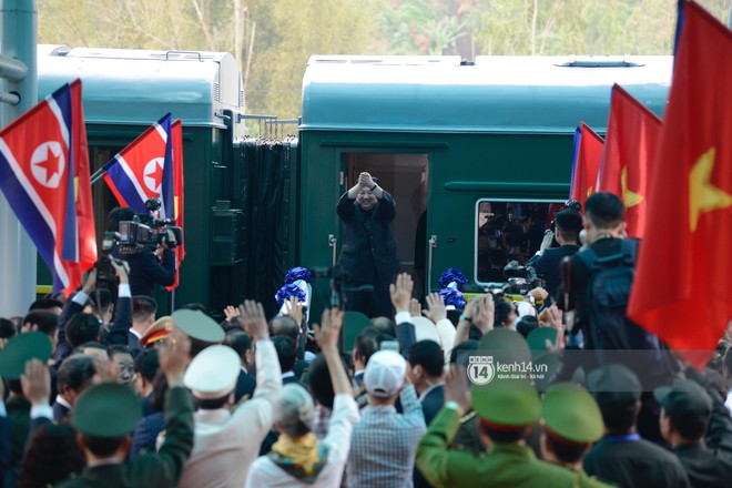 Ông Kim Jong-un vẫy tay tạm biệt và cảm ơn Việt Nam, lên tàu bọc thép trở về Triều Tiên - Ảnh 2.