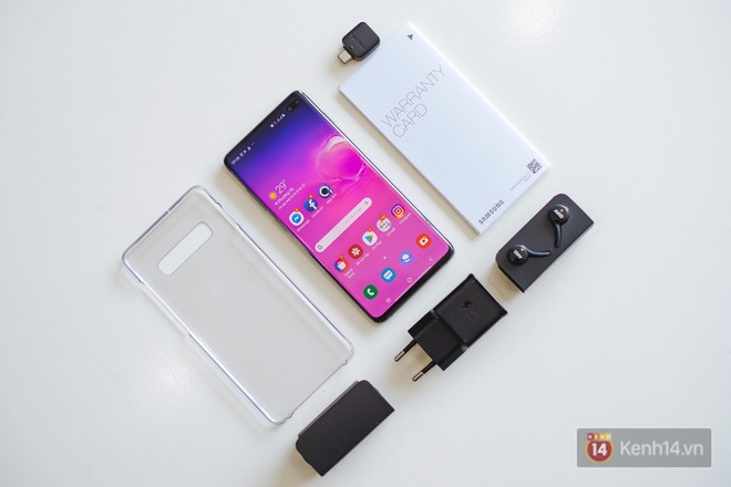 Mở hộp Galaxy S10+ chính thức tại Việt Nam: Thiết kế cực đẹp, 3 camera sau, cảm biến vân tay dưới màn hình - Ảnh 4.