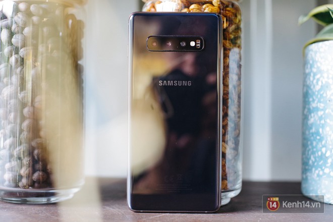 Mở hộp Galaxy S10+ chính thức tại Việt Nam: Thiết kế cực đẹp, 3 camera sau, cảm biến vân tay dưới màn hình - Ảnh 19.