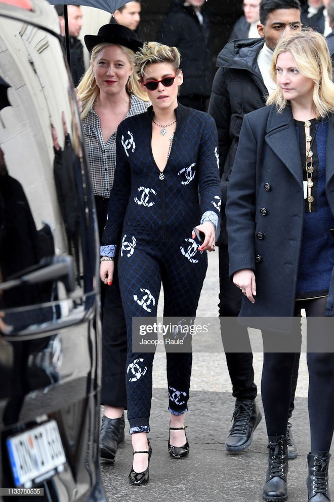 Jennie mặc đơn giản mà vẫn sang chảnh khi đến xứ sở tuyết trắng của Chanel tại Paris Fashion Week - Ảnh 11.