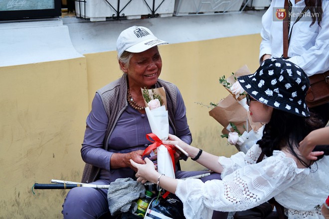 Nụ cười và giọt nước mắt của những người phụ nữ lam lũ trên đường phố Sài Gòn khi được tặng hoa 8/3 - Ảnh 8.