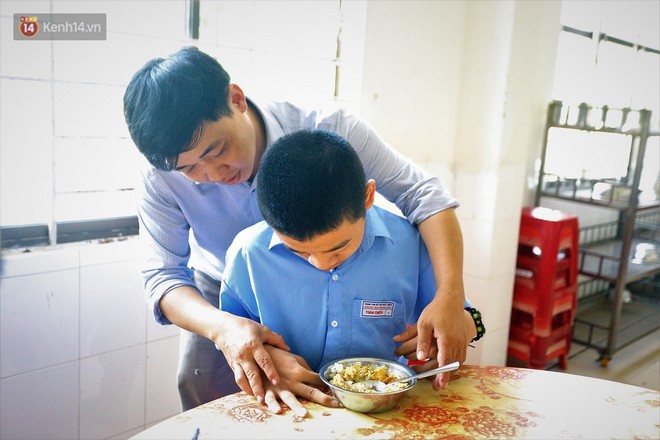 Người thầy 11 năm gieo chữ, mang lại nụ cười cho trẻ khiếm khuyết và tự kỷ ở Đà Nẵng - Ảnh 6.