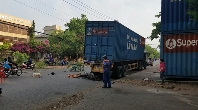 Tông đuôi xe container, nam công nhân chết thảm ở Sài Gòn - Ảnh 1.