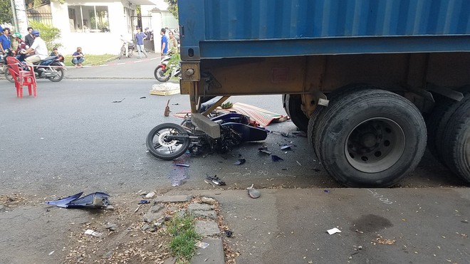 Tông đuôi xe container, nam công nhân chết thảm ở Sài Gòn - Ảnh 2.