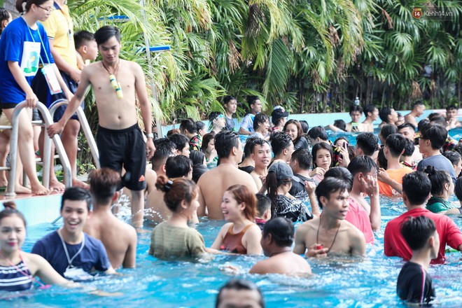 Ngộp thở ở công viên nước ngày lễ: Chen chân tìm được 1 mét vuông để tắm cũng khó khăn hết sức! - Ảnh 13. Ngộp thở ở công viên nước ngày lễ: Chen chân tìm được 1 mét vuông để tắm cũng khó khăn hết sức! - Ảnh 13.