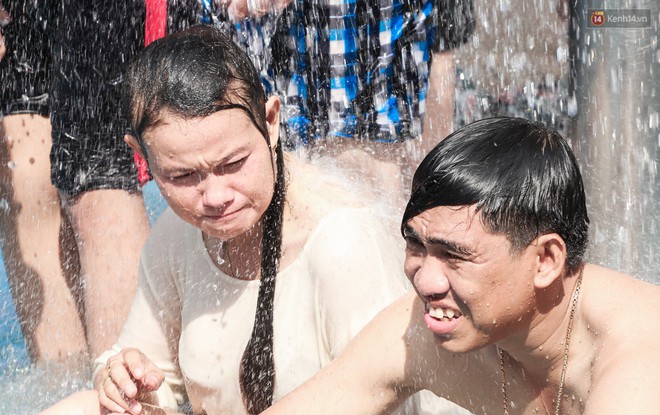 Ngộp thở ở công viên nước ngày lễ: Chen chân tìm được 1 mét vuông để tắm cũng khó khăn hết sức! - Ảnh 17. Ngộp thở ở công viên nước ngày lễ: Chen chân tìm được 1 mét vuông để tắm cũng khó khăn hết sức! - Ảnh 17.