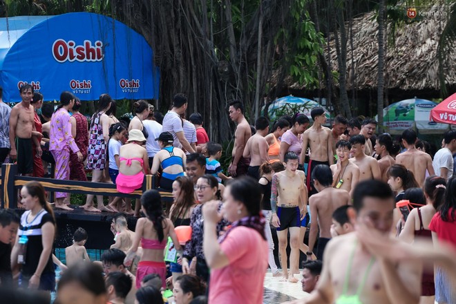 Ngộp thở ở công viên nước ngày lễ: Chen chân tìm được 1 mét vuông để tắm cũng khó khăn hết sức! - Ảnh 9. Ngộp thở ở công viên nước ngày lễ: Chen chân tìm được 1 mét vuông để tắm cũng khó khăn hết sức! - Ảnh 9.