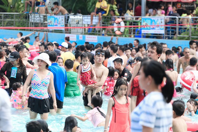 Ngộp thở ở công viên nước ngày lễ: Chen chân tìm được 1 mét vuông để tắm cũng khó khăn hết sức! - Ảnh 8. Ngộp thở ở công viên nước ngày lễ: Chen chân tìm được 1 mét vuông để tắm cũng khó khăn hết sức! - Ảnh 8.