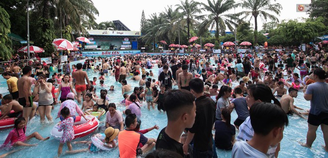 Ngộp thở ở công viên nước ngày lễ: Chen chân tìm được 1 mét vuông để tắm cũng khó khăn hết sức! - Ảnh 5. Ngộp thở ở công viên nước ngày lễ: Chen chân tìm được 1 mét vuông để tắm cũng khó khăn hết sức! - Ảnh 5.