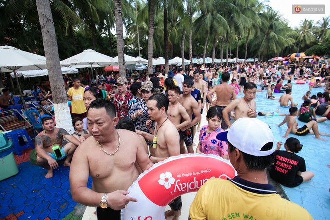 Ngộp thở ở công viên nước ngày lễ: Chen chân tìm được 1 mét vuông để tắm cũng khó khăn hết sức! - Ảnh 7. Ngộp thở ở công viên nước ngày lễ: Chen chân tìm được 1 mét vuông để tắm cũng khó khăn hết sức! - Ảnh 7.