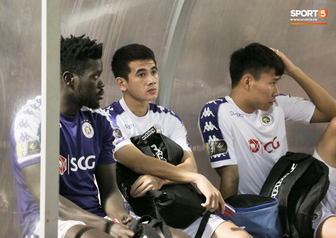 Bùi Tiến Dũng chán nản, không khí Hà Nội FC như đưa đám sau trận thua thảm trước CLB Thanh Hoá - Ảnh 12.