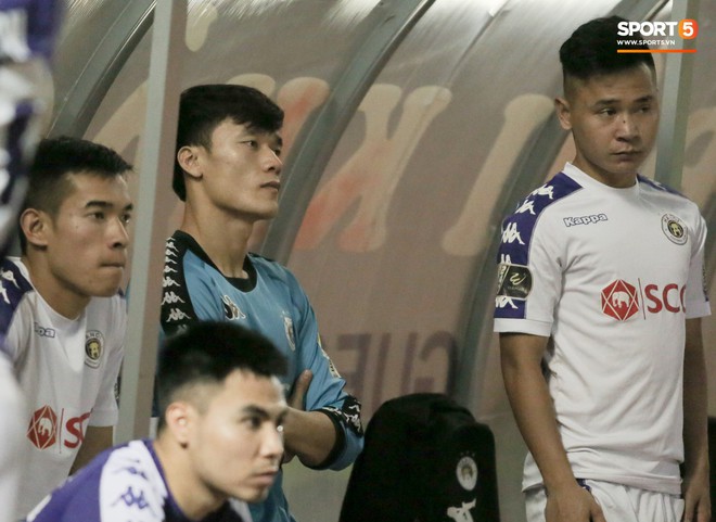 Bùi Tiến Dũng chán nản, không khí Hà Nội FC như đưa đám sau trận thua thảm trước CLB Thanh Hoá - Ảnh 1.
