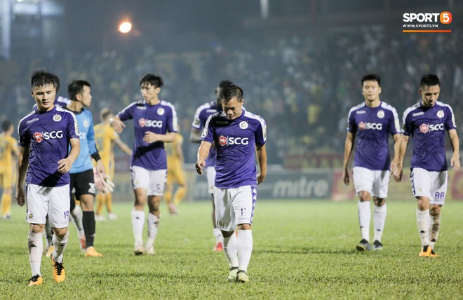 Bùi Tiến Dũng chán nản, không khí Hà Nội FC như đưa đám sau trận thua thảm trước CLB Thanh Hoá - Ảnh 8.