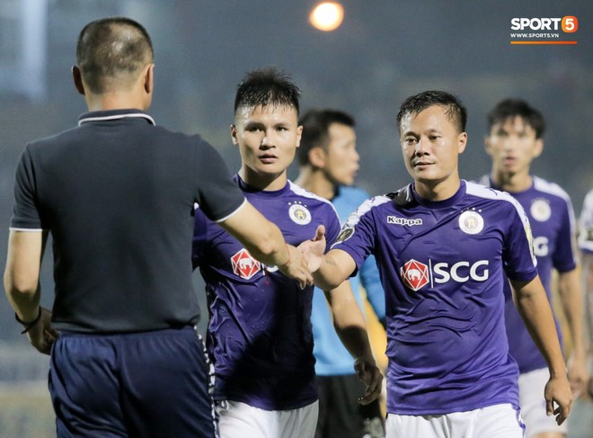 Bùi Tiến Dũng chán nản, không khí Hà Nội FC như đưa đám sau trận thua thảm trước CLB Thanh Hoá - Ảnh 9.