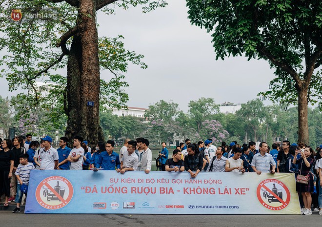 Chùm ảnh: 8.000 người mang logo Đã uống rượu bia - Không lái xe cùng tuần hành trên phố đi bộ Hồ Gươm - Ảnh 3. Chùm ảnh: 8.000 người mang logo Đã uống rượu bia - Không lái xe cùng tuần hành trên phố đi bộ Hồ Gươm - Ảnh 3.