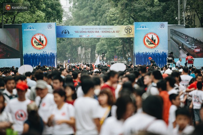 Chùm ảnh: 8.000 người mang logo Đã uống rượu bia - Không lái xe cùng tuần hành trên phố đi bộ Hồ Gươm - Ảnh 2. Chùm ảnh: 8.000 người mang logo Đã uống rượu bia - Không lái xe cùng tuần hành trên phố đi bộ Hồ Gươm - Ảnh 2.