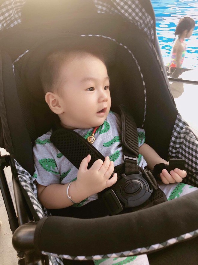 Clip con trai Lâm Khánh Chi nhún nhảy cực đáng yêu trên nền nhạc của nghệ sĩ Hoài Linh dù mới tròn 8 tháng tuổi - Ảnh 4.