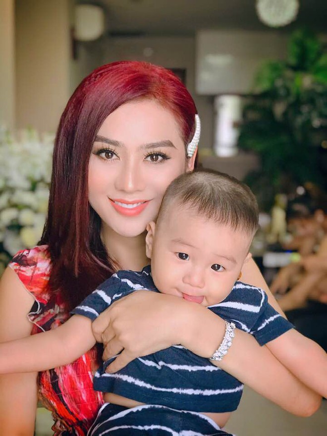 Clip con trai Lâm Khánh Chi nhún nhảy cực đáng yêu trên nền nhạc của nghệ sĩ Hoài Linh dù mới tròn 8 tháng tuổi - Ảnh 2.