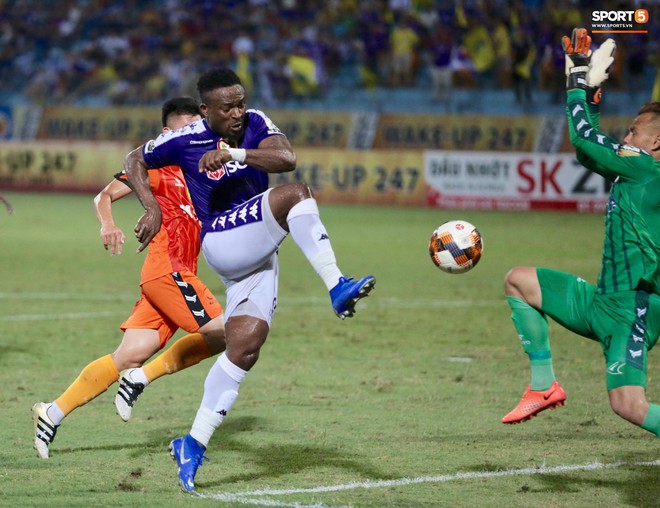 Tiến Dũng bắt bài sai hướng, phải trả giá trong lần đầu bắt chính cho Hà Nội FC - Ảnh 8. Tiến Dũng bắt bài sai hướng, phải trả giá trong lần đầu bắt chính cho Hà Nội FC - Ảnh 8.