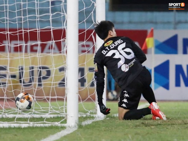 Tiến Dũng bắt bài sai hướng, phải trả giá trong lần đầu bắt chính cho Hà Nội FC - Ảnh 4. Tiến Dũng bắt bài sai hướng, phải trả giá trong lần đầu bắt chính cho Hà Nội FC - Ảnh 4.