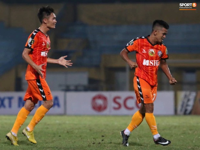 Tiến Dũng bắt bài sai hướng, phải trả giá trong lần đầu bắt chính cho Hà Nội FC - Ảnh 5. Tiến Dũng bắt bài sai hướng, phải trả giá trong lần đầu bắt chính cho Hà Nội FC - Ảnh 5.