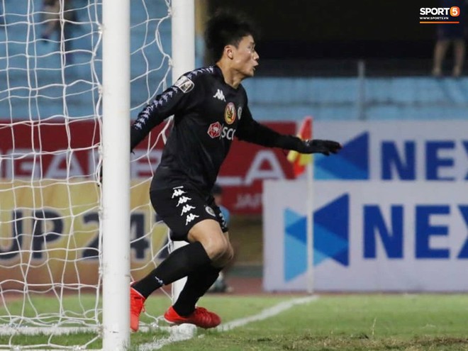 Tiến Dũng bắt bài sai hướng, phải trả giá trong lần đầu bắt chính cho Hà Nội FC - Ảnh 2. Tiến Dũng bắt bài sai hướng, phải trả giá trong lần đầu bắt chính cho Hà Nội FC - Ảnh 2.