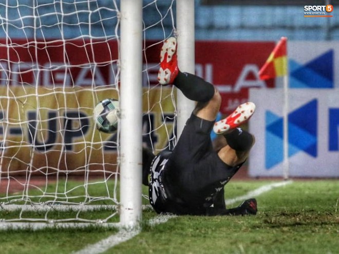 Tiến Dũng bắt bài sai hướng, phải trả giá trong lần đầu bắt chính cho Hà Nội FC - Ảnh 3. Tiến Dũng bắt bài sai hướng, phải trả giá trong lần đầu bắt chính cho Hà Nội FC - Ảnh 3.