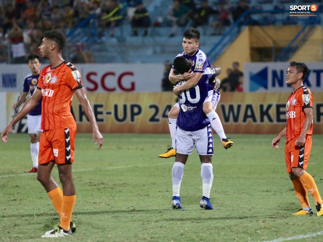 Tiến Dũng bắt bài sai hướng, phải trả giá trong lần đầu bắt chính cho Hà Nội FC - Ảnh 9. Tiến Dũng bắt bài sai hướng, phải trả giá trong lần đầu bắt chính cho Hà Nội FC - Ảnh 9.