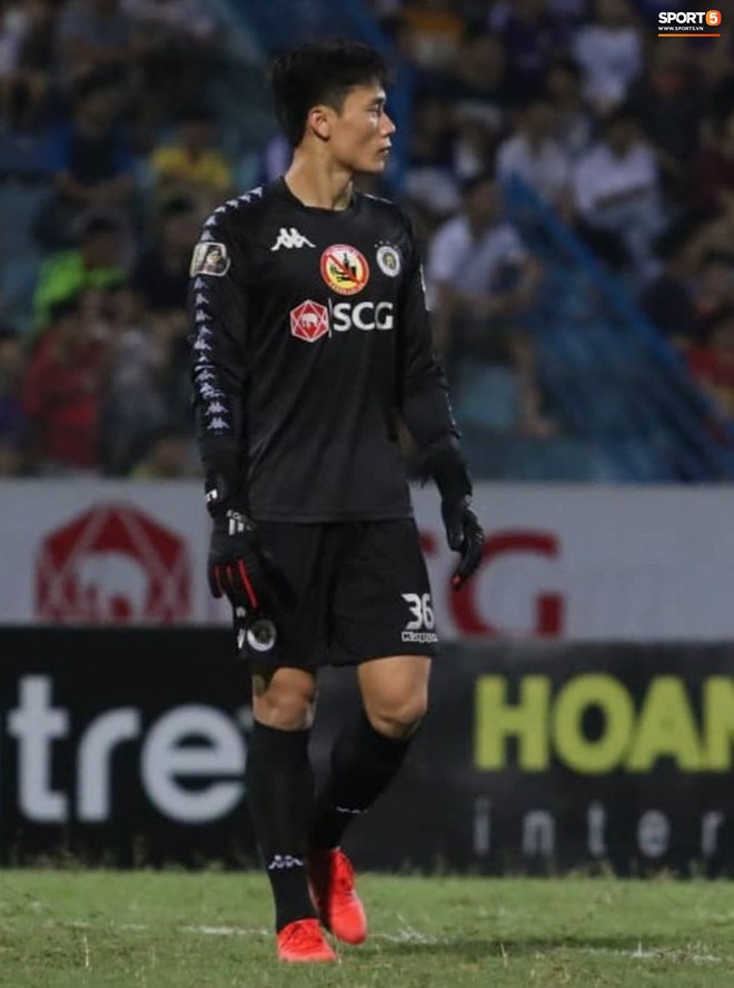 Tiến Dũng bắt bài sai hướng, phải trả giá trong lần đầu bắt chính cho Hà Nội FC - Ảnh 1. Tiến Dũng bắt bài sai hướng, phải trả giá trong lần đầu bắt chính cho Hà Nội FC - Ảnh 1.
