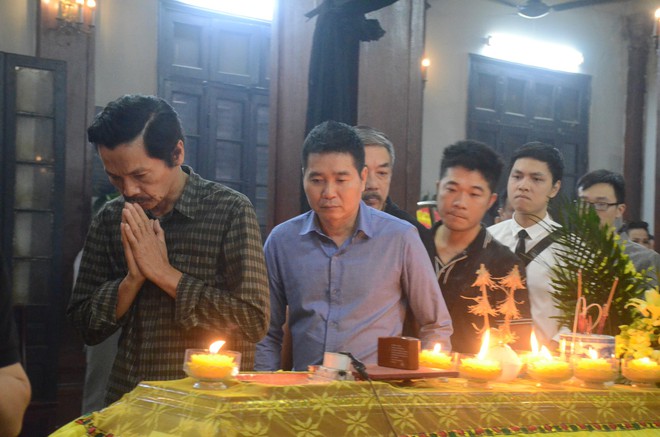 Xuân Bắc và nhiều nghệ sĩ nhà hát kịch Việt Nam bật khóc xót xa trong tang lễ đồng nghiệp vụ tai nạn hầm Kim Liên - Ảnh 11.