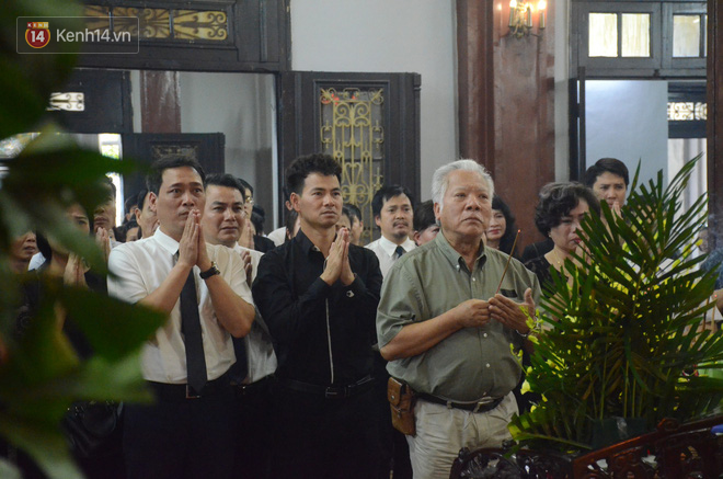 Xuân Bắc và nhiều nghệ sĩ nhà hát kịch Việt Nam bật khóc xót xa trong tang lễ đồng nghiệp vụ tai nạn hầm Kim Liên - Ảnh 5.