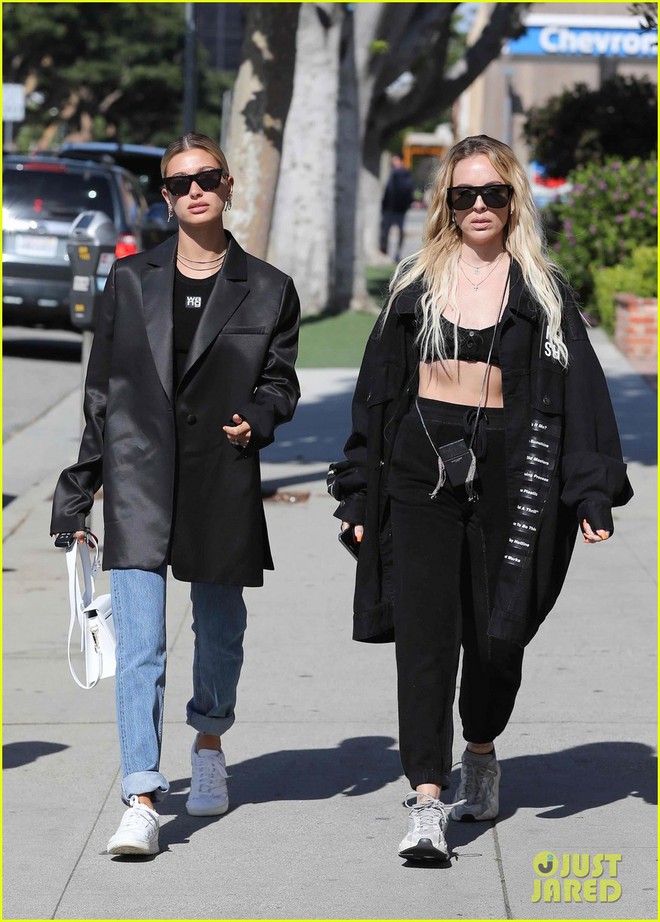 Một mình ra đường mà không có vợ đi cùng, Justin Bieber lại có biểu cảm vui vẻ bất ngờ - Ảnh 4. Một mình ra đường mà không có vợ đi cùng, Justin Bieber lại có biểu cảm vui vẻ bất ngờ - Ảnh 4.
